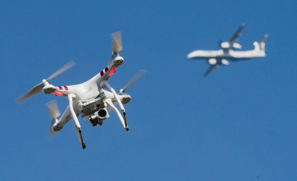 U Njemačkoj su dronovi zabranjeni unutar kilometar i pol od aerodromske piste, a prijestupnici se suočavaju s kaznom do 10 godina zatvora / Foto: Julian Stratenschulte/dpa
