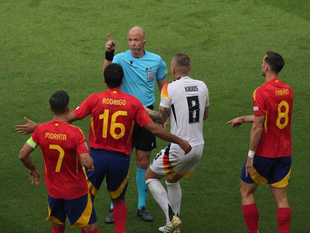 Nijemci bijesni suđenjem engleskog suca Anthony Taylora na utakmici Šanjolska - Njemačka / Foto: Anadolu