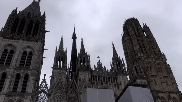 Ugašen pođar na tornju gotičke katedrale u francuskom gradu Rouenu / Foto: Preslik FM