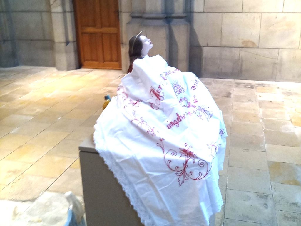 Prije nego je bila uklonjena i vraćena zbog oštećenja, skulpturu Blažene Djevice Marije kako rađa Isusa vjernici su nakratko bili prekrili tkaninom / Foto: Fenix (SIM)