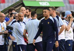 Kylian Mbappe dolazi na trening reprezentacije Francuske / Foto: Anadolu