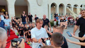 Luka Modrić sa najmlađim navijačima Zrinskog / Foto: Fenix (Zoran K.)