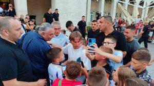 Luka Modrić sa najmlađim navijačima Zrinskog / Foto: Fenix (Zoran K.)