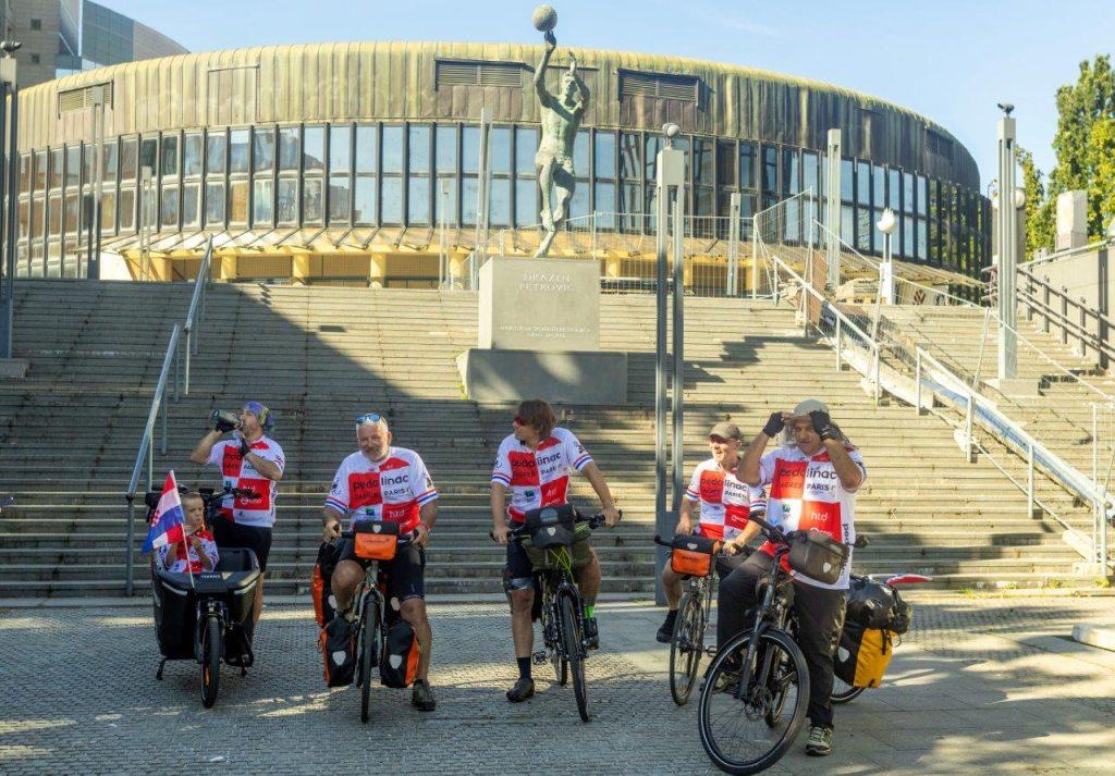 Na put prema Parizu iz Zagreba krenuli članovi Bicikl-kluba "Pedalinac" / Foto: Hina