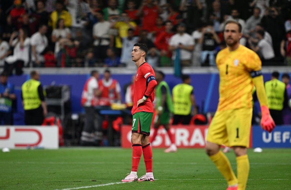 Kapetan Portugala Cristiano Ronaldo i kapetan Slovenije Jan Oblak / Foto: Anadolu