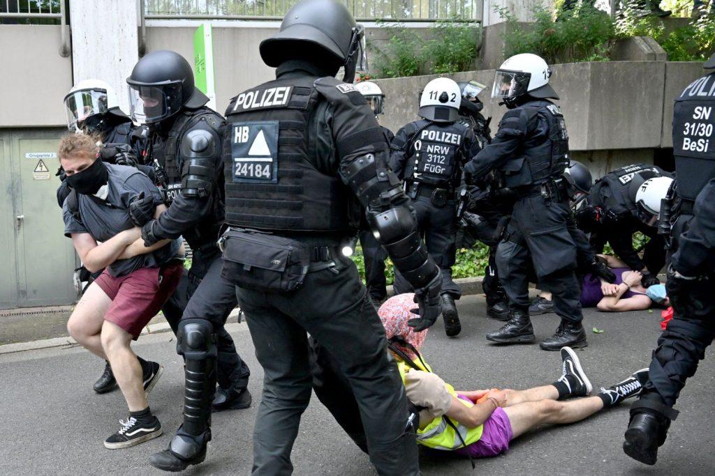 Policija privodi prosvjednike u Essenu / Foto: Henning Kaiser/dpa