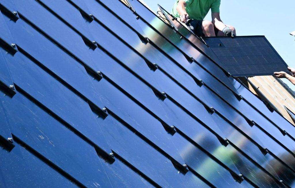 Ugradnja solarnih panela / Foto: Bernd Weissbrod