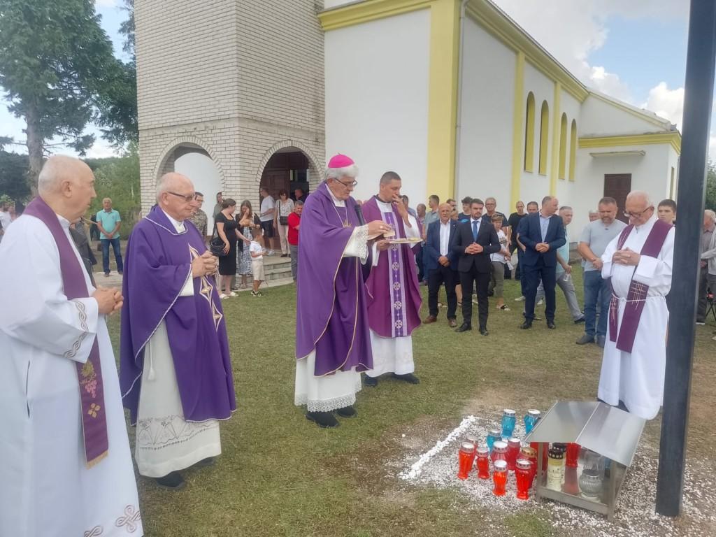 Biskup Majić slavio Misu zadušnicu za žrtve pokolja u Briševu / Foto: KTA