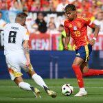 Toni Kroos (8) iz Njemačke u borbi protiv Lamine Yamala (19) iz Španjolske / Foto: Anadolu