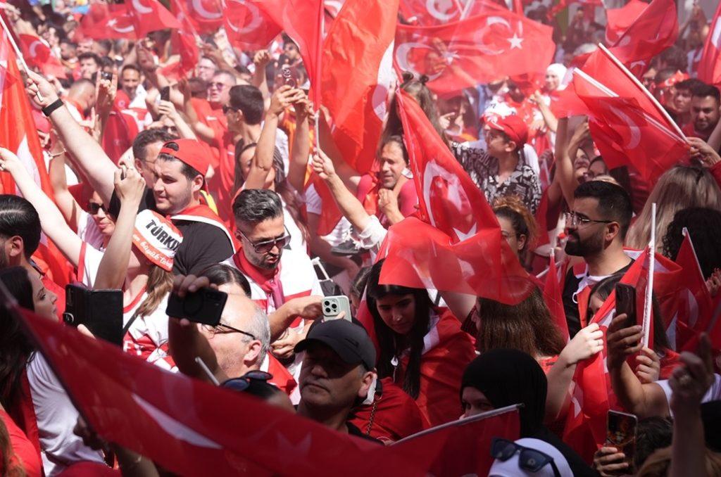 Turski navijači u Berlinu pred četvrtfinalnu utakmicu EURA-a / Foto: Anadolu