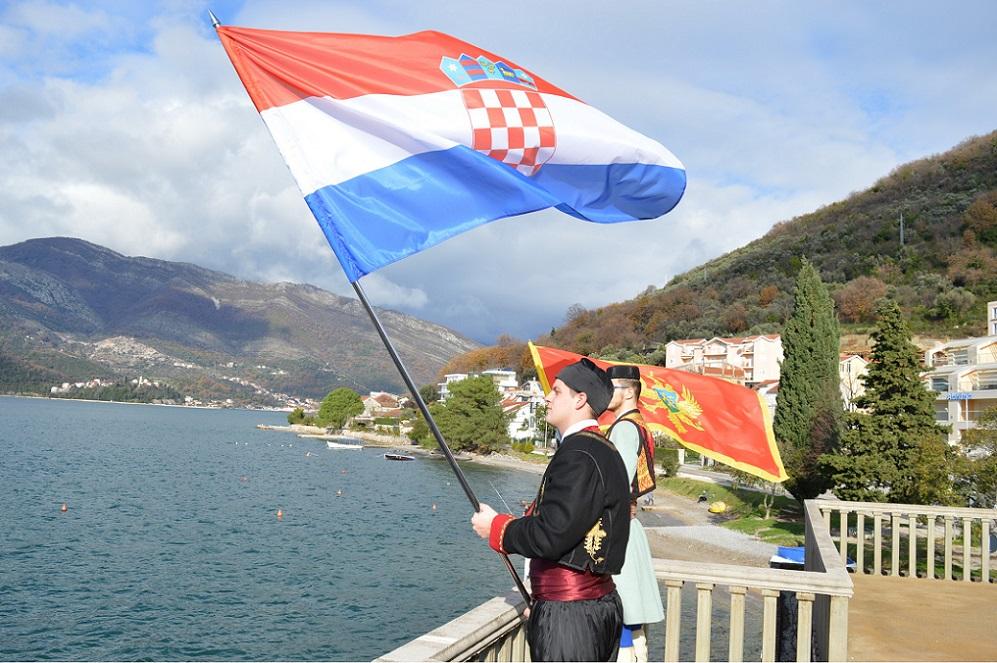 Hrvatska i crnogorska zastava u Donjoj Lastvi kod Tivta / Foto: B, Petarčić