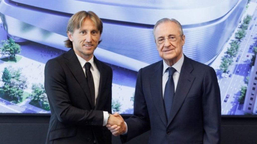 Luka Modrić i predsjednik Reala Florentino Perez / Foto: Anadolu