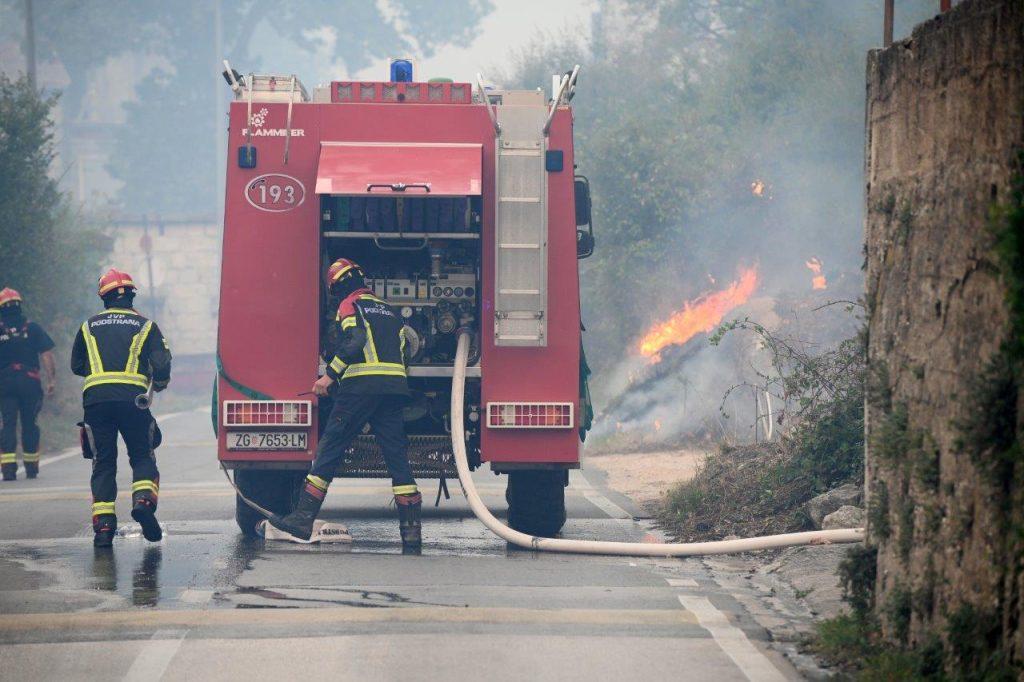 Vatrogasci gase požar / Foto: Hina