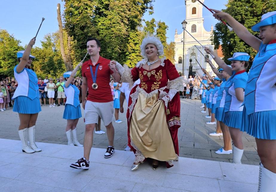 U središnjem parku na Trgu Eugena Kvaternika u subotu popodne organiziran je doček brončanog olimpijca Mirana Maričića, Bjelovarčana i dobitnika prve medalje hrvatske reprezentacije na Olimpijskim igrama u Parizu