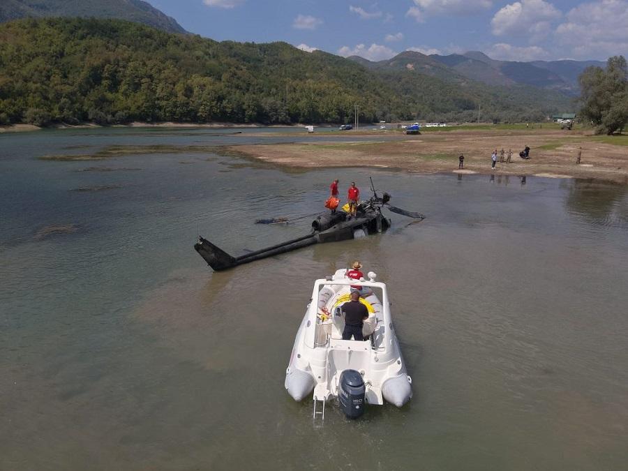 Helikopter OS BiH izvučen iz Jablaničkog jezera / Foto: Anadolu