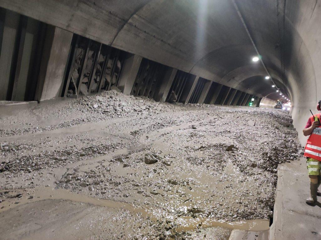 Velike količine mulja u tunelu/ Foto: Facebook/ Christian Gantner