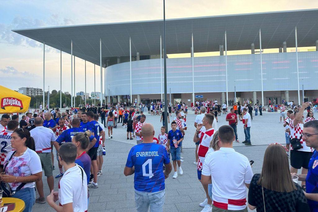 Gledatelji pred utakmicu Hrvatska - Poljska ispred Opus Arene u Osijeku / Foto: Fenix (SIM)