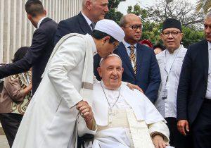 Glavni imam džamije Nasaruddin Omer ljubi papu Franju u čelo / Foto: Anadolu