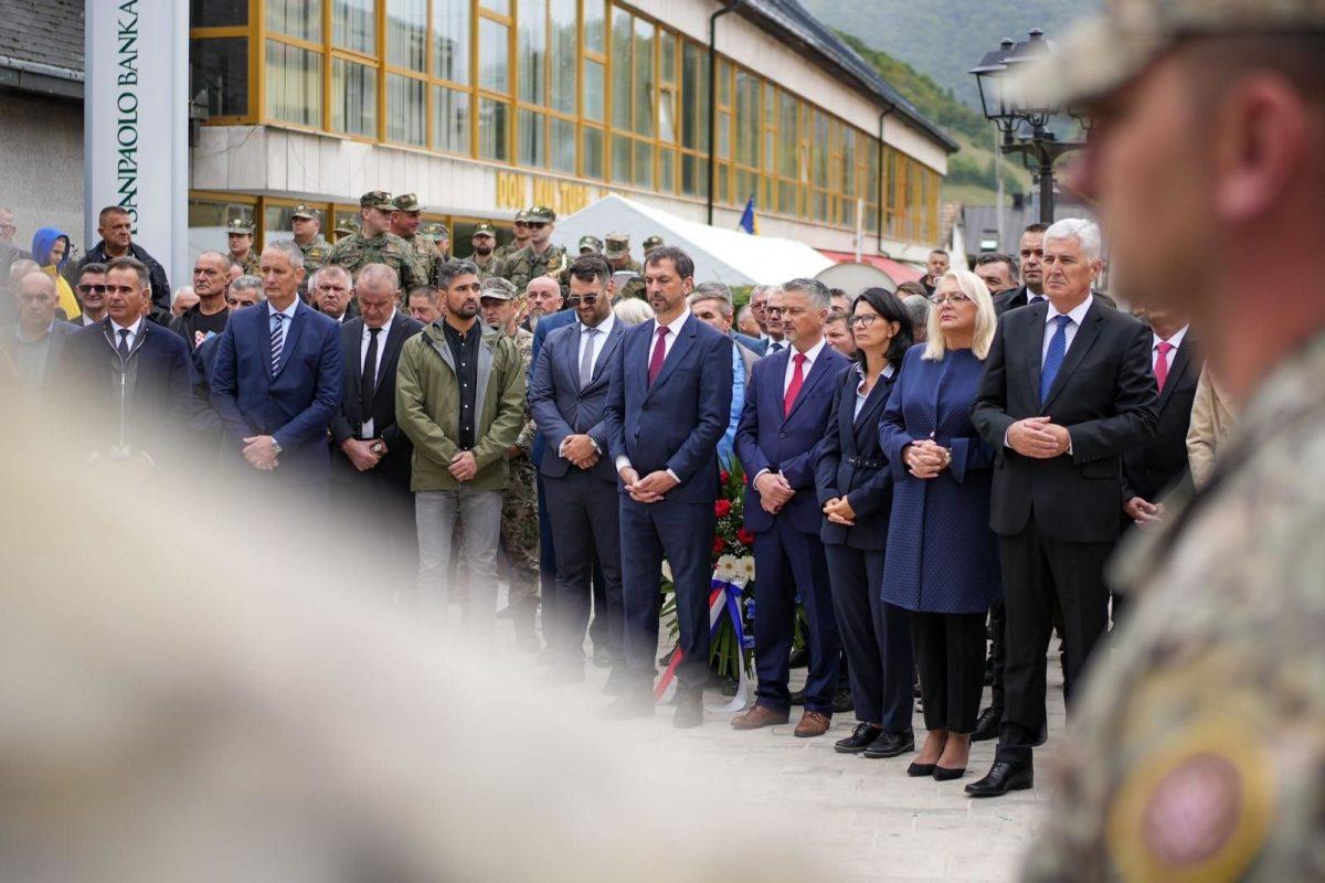 Svečanost je započela mimohodom veterana Hrvatskih snaga, nakon čega je uslijedila sveta misa za poginule branitelje u Crkvi Uznesenja Blažene Djevice Marije u Jajcu / Foto: Fenix (HNS BiH)