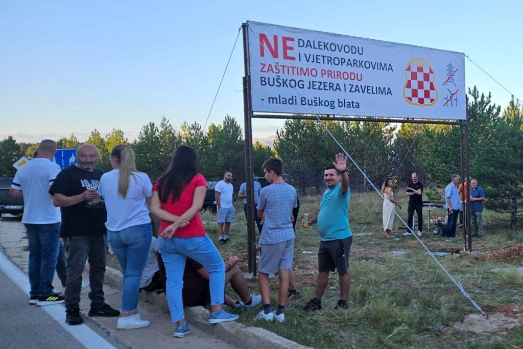 Postavljen  transparent “Ne dalekovodu i vjetroparkovima. Zaštitimo prirodu Buškog jezera i Zavelima” / Foto: Fenix (Mladi BB i Rašeljaka)