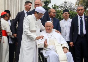 Papa Franjo i glavni imam džamije Nasaruddin Omer sa suradnicima i vjernicima ispred džamije u Jakarti / Foto: Anadolu