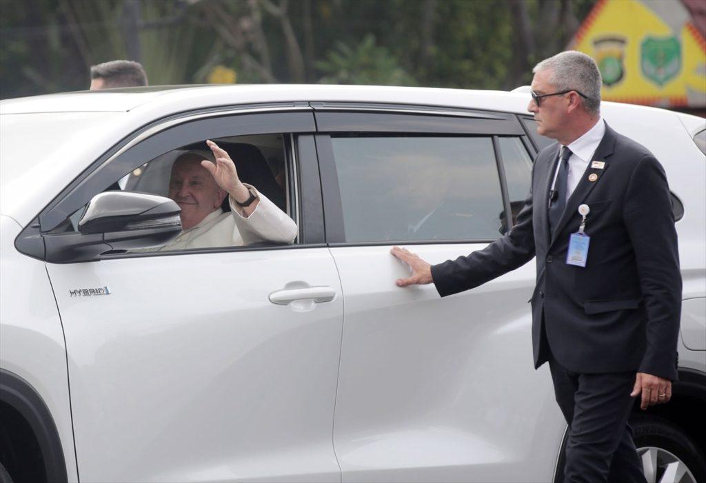 Papa Franjo u automobilu u Jakarti / Foto: Anadolu