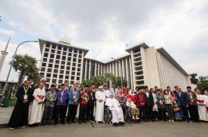 Papa Franjo i glavni imam džamije Nasaruddin Omer sa suradnicima i vjernicima ispred džamije u Jakarti / Foto: Anadolu