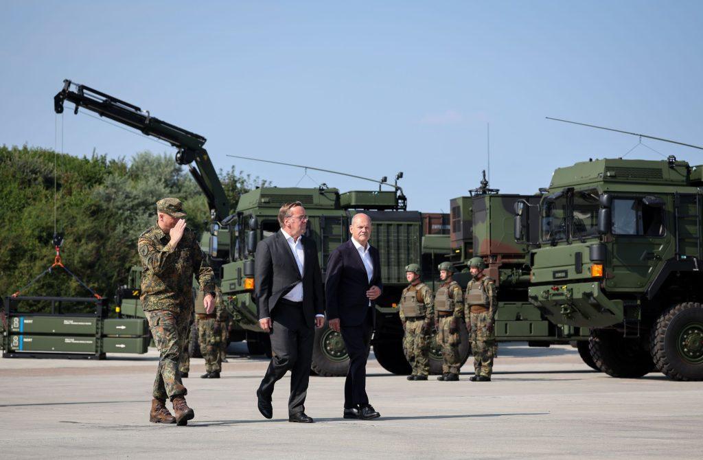 Kancelar Olaf Scholz (d), ministar obrane Boris Pistorius (s) i inspektor zrakoplovstva Ingo Gerhartz (l) kod puštanja u rad sustava protuzračne obrane IRIS-T SLM u vojarni u Todendorfu / Foto: Christian Charisius/dpa