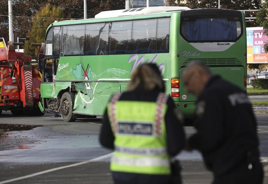 Sudar tramvaja i autobusa / Foto: Hina