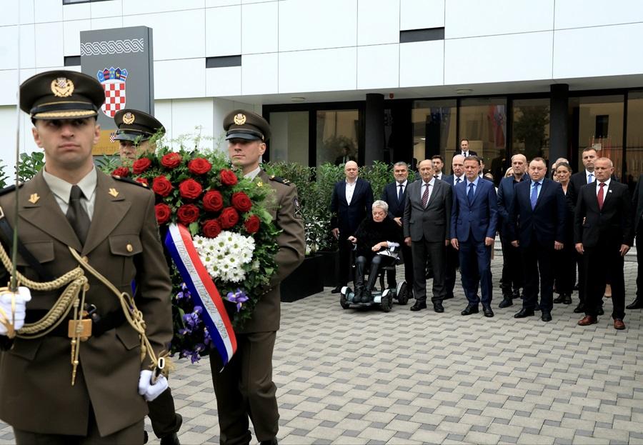 Predsjednik Hrvatskog sabora Gordan Jandroković predvodio je izaslanstvo Hrvatskog sabora te kod biste general bojnika Blage Zadre ispred zgrade Hrvatskog sabora položio vijenac i zapalio svijeću povodom 33.godišnjice pogibije general bojnika Blage Zadre. / Foto: Hina