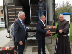 Mandarine je simbolično Franji Oreškoviću predao dubrovačko-neretvanski župan Nikola Dobroslavić / Foto: Vukovarsko-srijemska županija