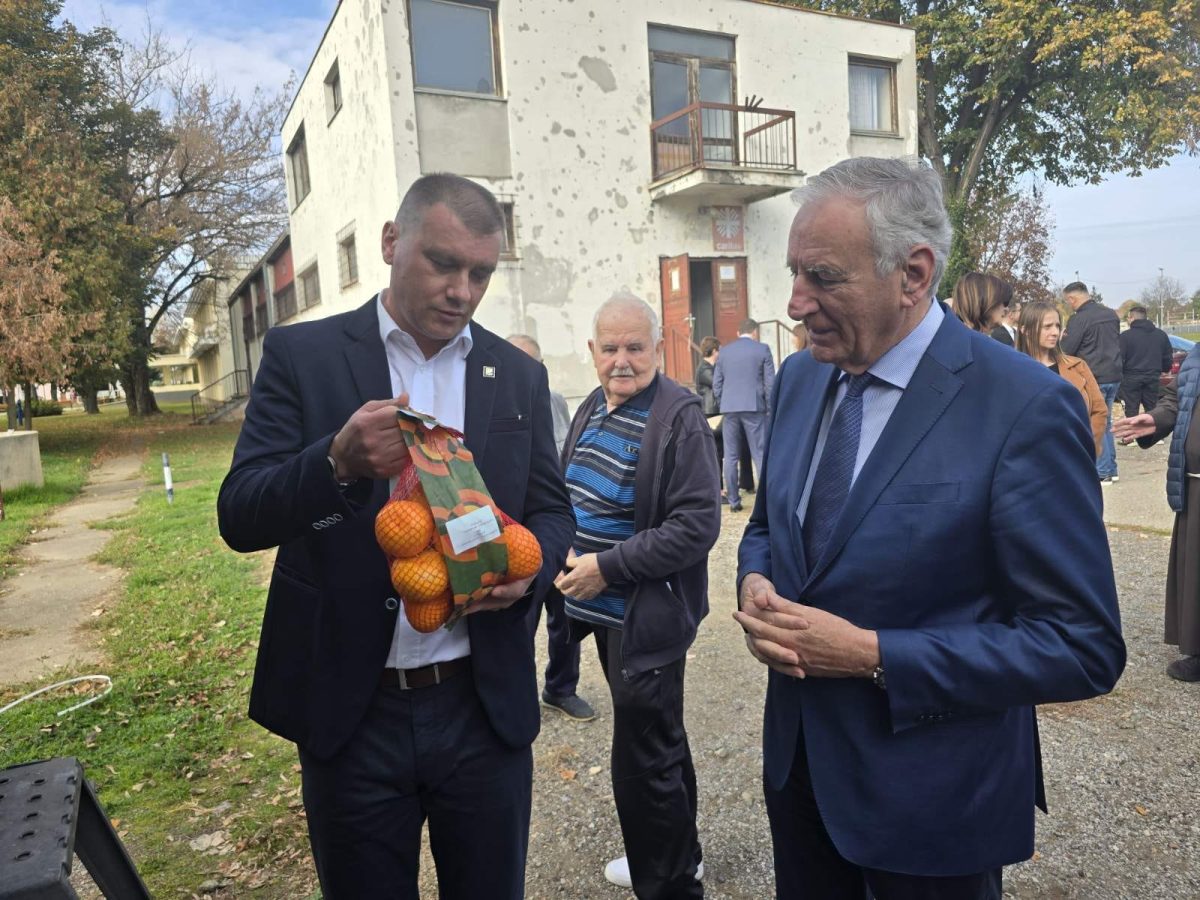 Mandarine je simbolično Franji Oreškoviću (lijevo) predao dubrovačko-neretvanski župan Nikola Dobroslavić (desno) / Foto: Fenix (SIM)