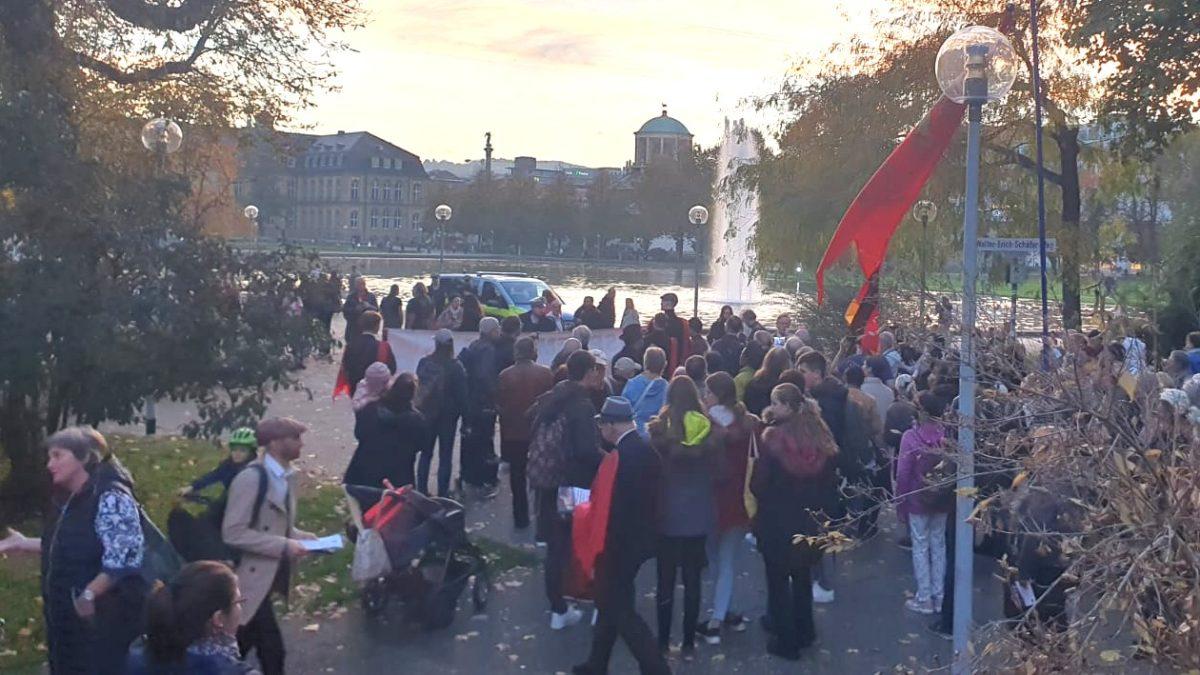 Miran prosvjed vjernika ispred zgrade Opere u Stuttgartu s jasnom porukom u obrani vjere i vjerskih vrijednosti / Foto: Fenix (I. Šarac)