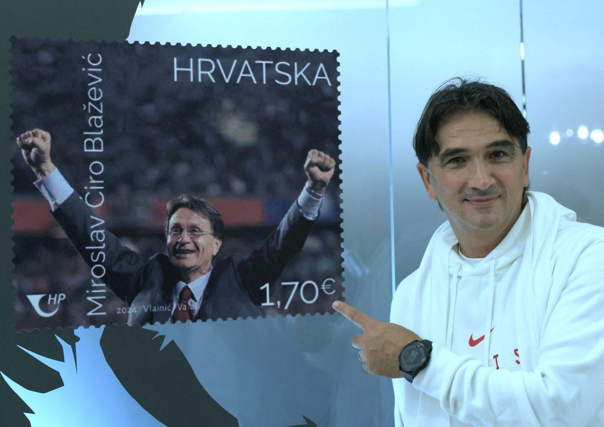 Zlatko Dalić pokazuje poštansku marku s likom Miroslava Ćire Blaževića / Foto: Hina