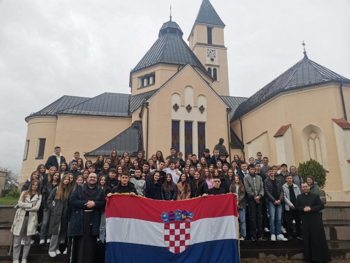 Krizmenici u posjetu Hrvatskoj/ Foto: Fra Slaven Čeko