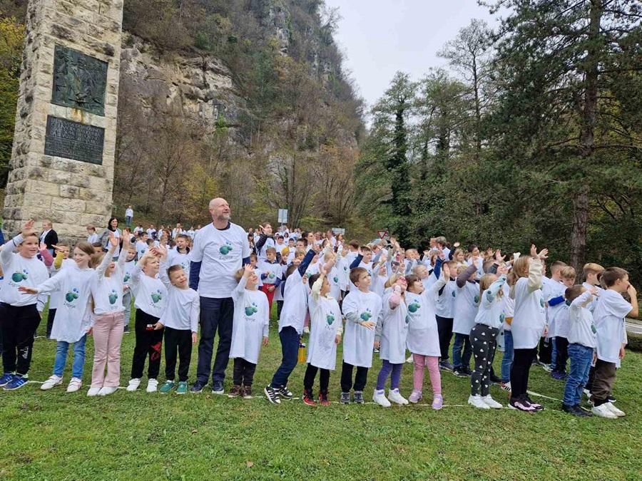 Kod spomenika hrvatskoj himni „Lijepa naša domovino” u Značajnom krajobrazu Zelenjak, na ulazu u općinu Kumrovec, u utorak je snimljena milenijska fotografija s oko 300 djece u povodu obilježavanja 190 godina teksta hrvatske himne / Foto: Hina