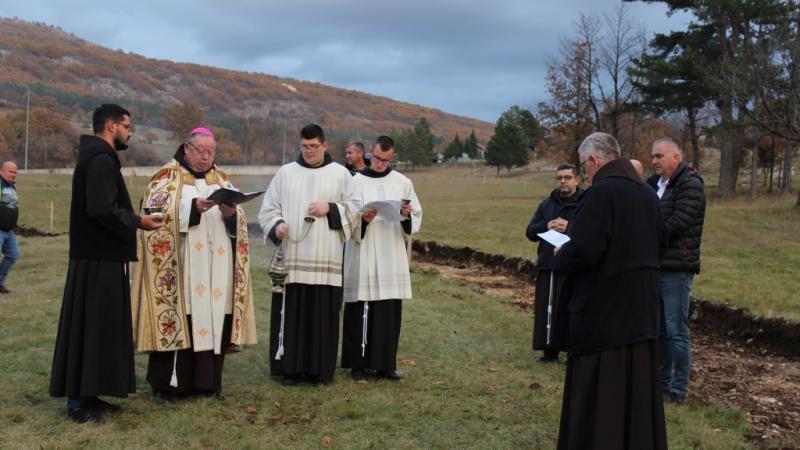 Na Gorici u Livnu blagoslovljeno gradilište budućeg Križnog puta /Foto: FIA - Franjevačka informativna agencija