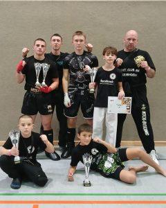 Članovi Fight Cluba MK Wiesbaden sa trenerom Markom Bodrožićem / Foto: Fenix (SIM)