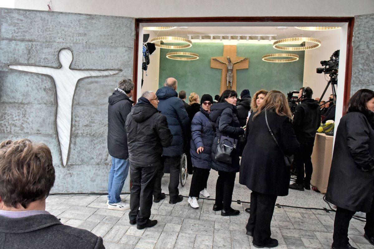 Na Memorijalnom groblju blagoslovljena kapelica a na grobove položene ruže i upaljene svijeće / Foto: Hina