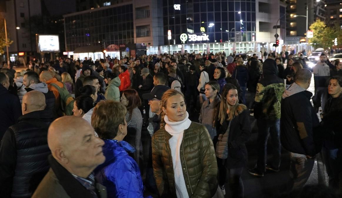 Komemoracija žrtvama tragedije ispred željezničke postaje u Novom Sadu / Foto: Anadolu