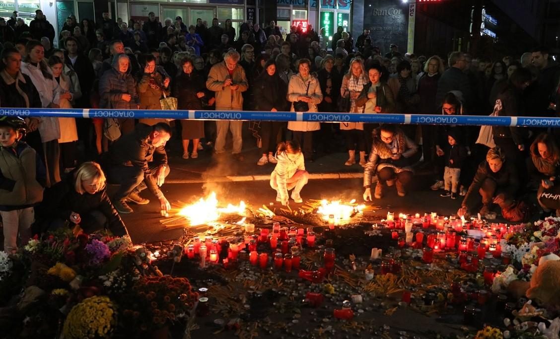 Komemoracija žrtvama tragedije ispred željezničke postaje u Novom Sadu / Foto: Anadolu