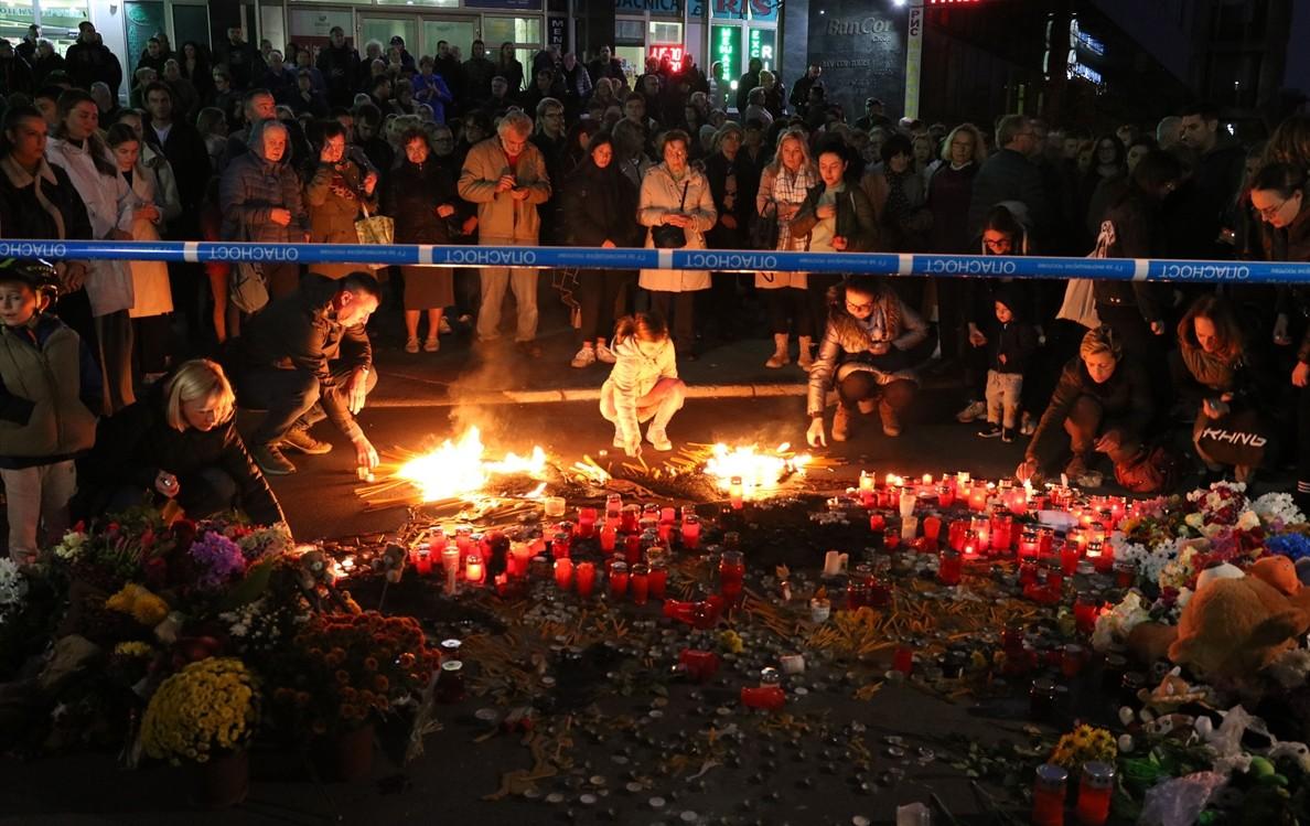 Komemoracija žrtvama tragedije ispred željezničke postaje u Novom Sadu / Foto: Anadolu