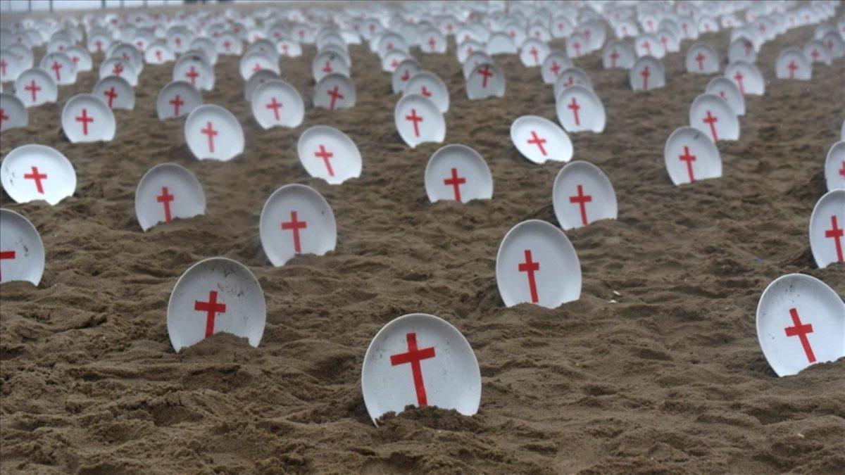 Prazni tanjuri na plazi Copacabana u Rio de Jeneiru u Brazilu / Foto: Anadolu