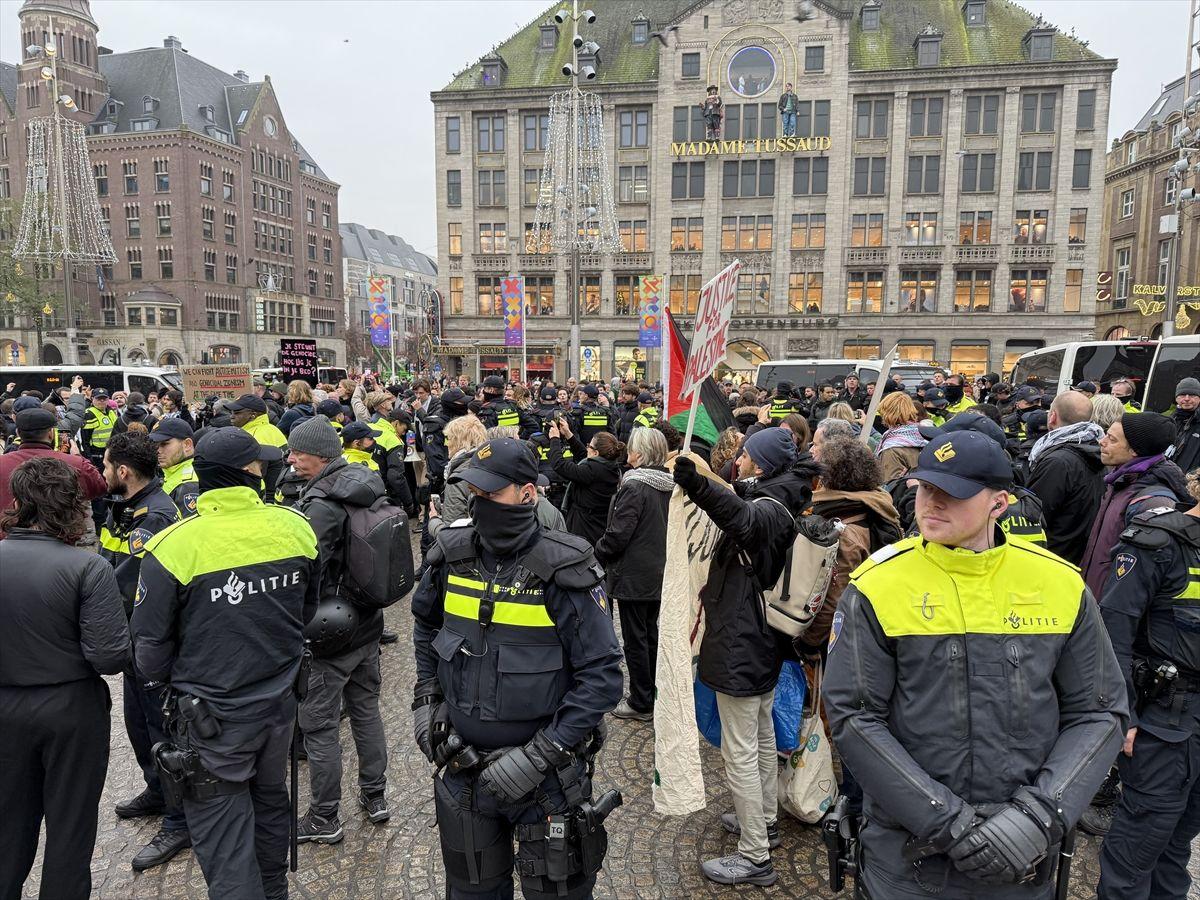 Nizozemska policija ispred prosvjednika s palestinskim zastavama u Amsterdamu (ILUSTRACIJA) / Foto: Anadolu