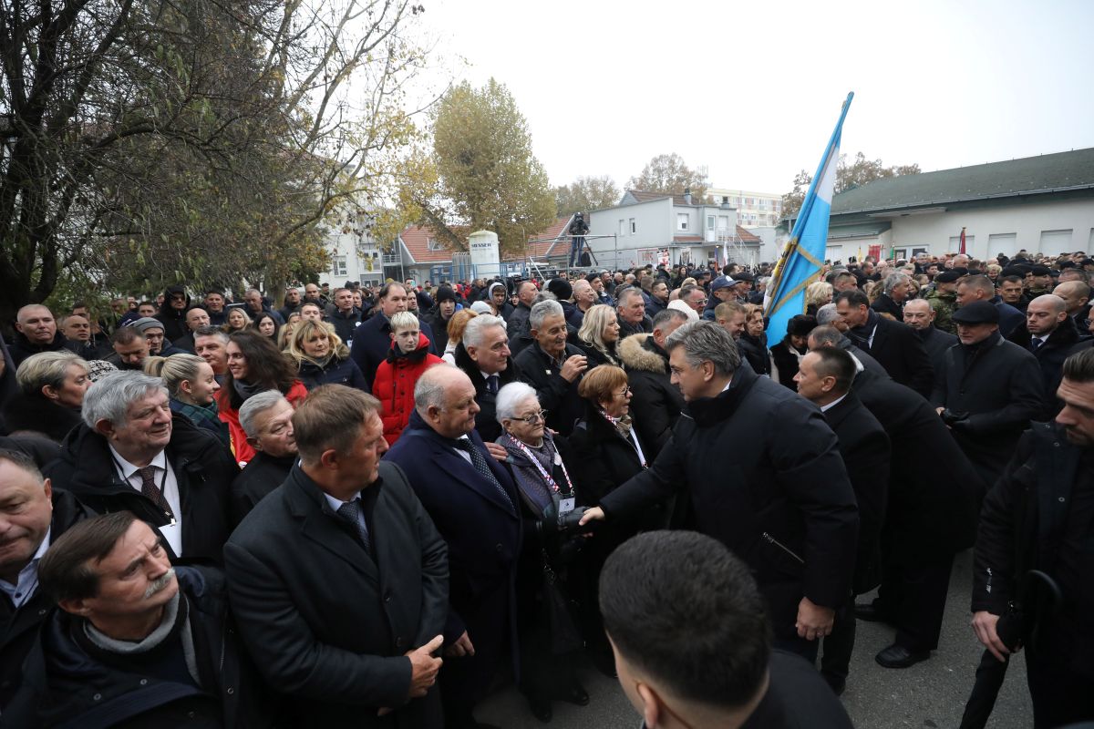 Premijer Plenković pozdravlja obitelji poginulih i nestalih hrvatskih branitelja / Foto: Hina