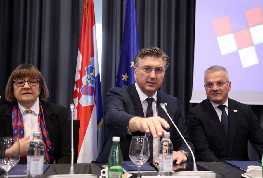 Na fotografiji Zdravka Bušić, predsjednik Vlade RH Andrej Plenković, Zvonko Milas / Foto: Hina