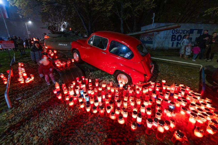 Paljenje lampaša uz Ulicu grada Vukovara u Osijeku / Foto: Hina