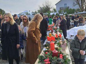 Žene iz HKM St. Gallen u nedjelju su prodavale vijence / Foto: Fenix (Draga Šola)