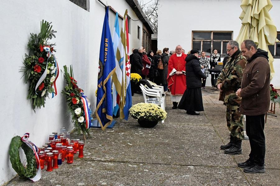 Odana počast žrtvama ubijenim u zarobljeničkom logoru Velepromet / Foto: Hina