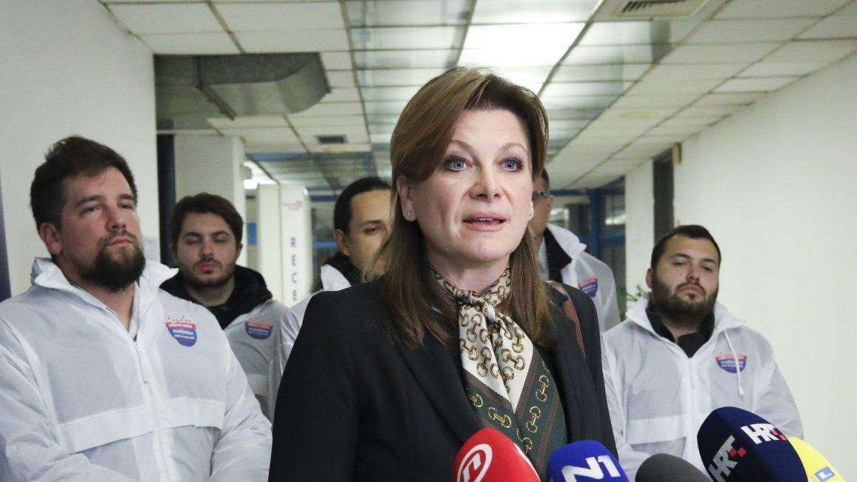 Karolina Vidović Krišto službeno je predala prikupljene potpise Državnom izbornom povjerenstvu / Foto: Hina